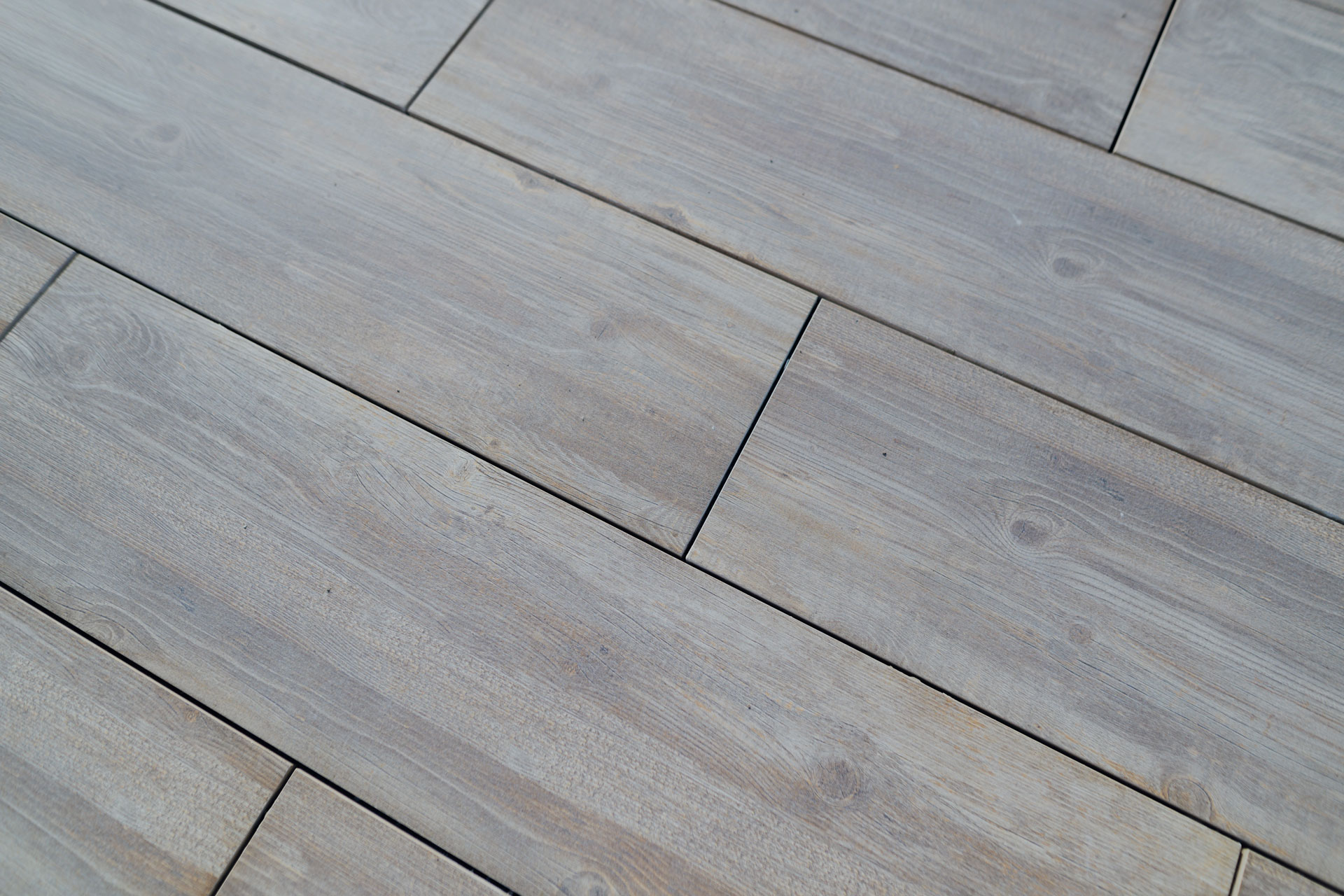 Eine Detailaufnahme zeigt die Holzstruktur des Terrassenbodens.