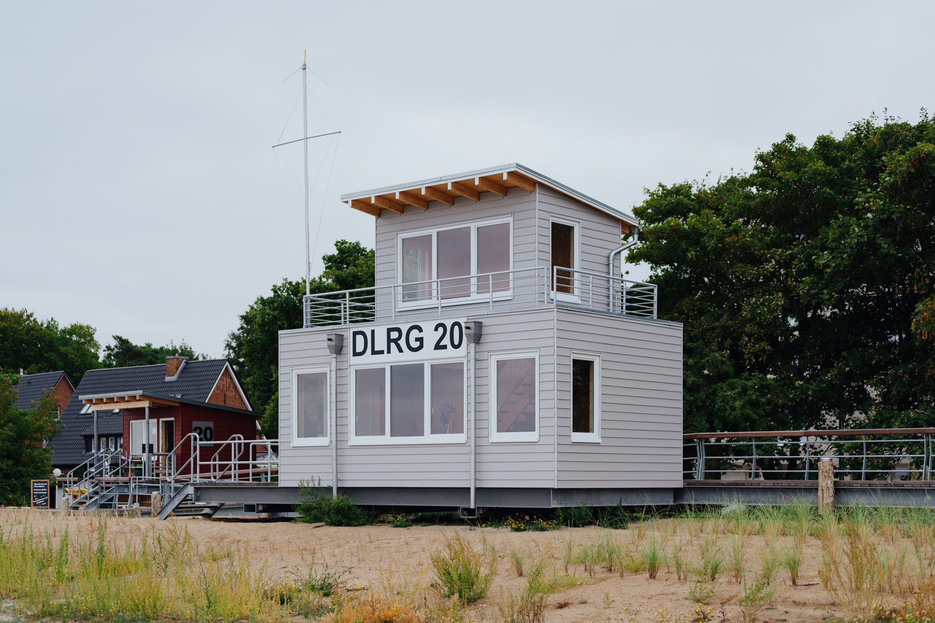 Strandhäuser und DLRG Rettungstürme Ostseebad Boltenhagen / Totale