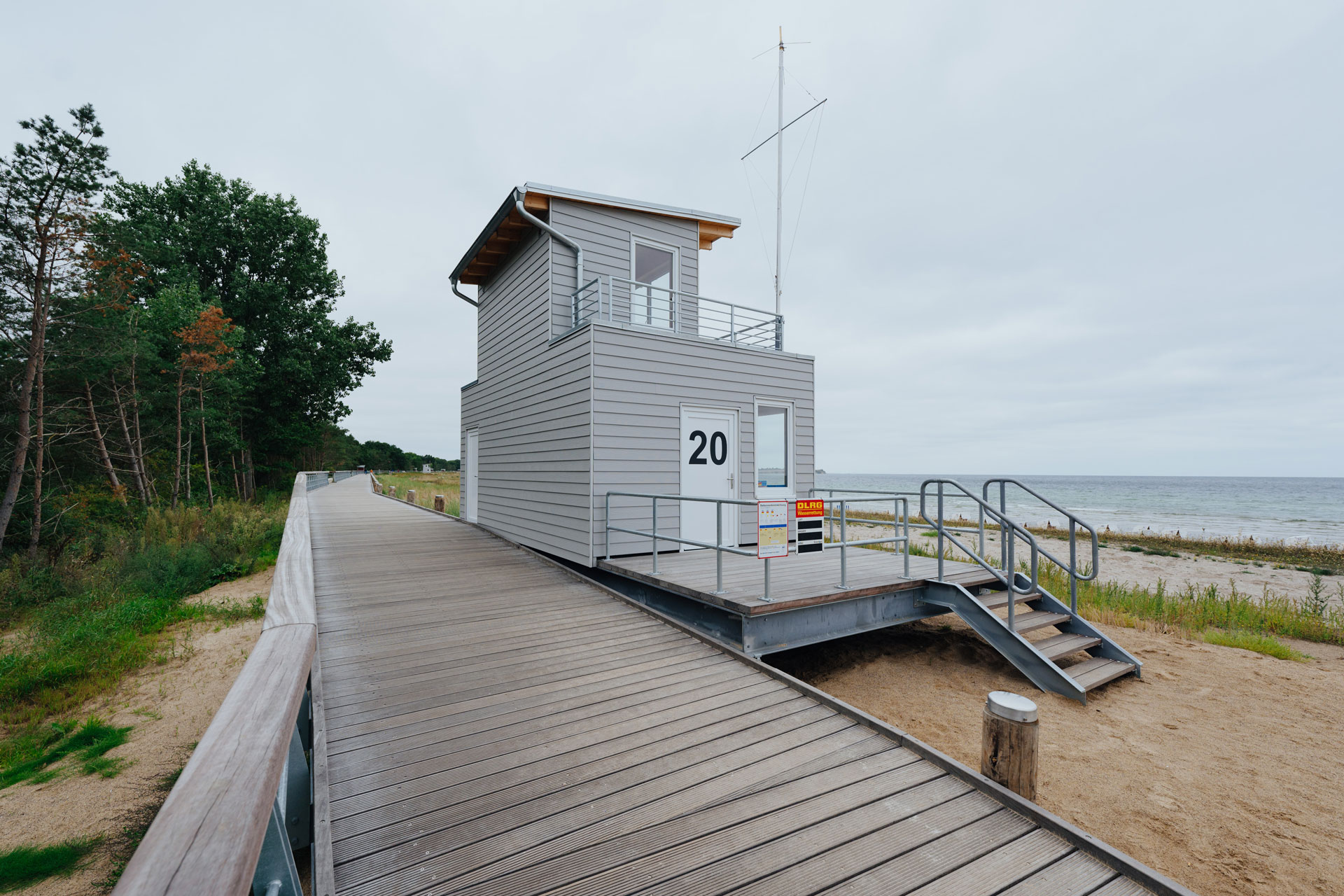 Strandhäuser und DLRG Rettungstürme Ostseebad Boltenhagen / Totale